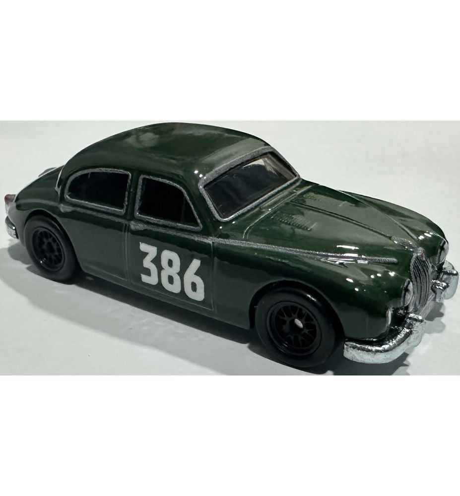 Hot Wheels Premium Team Transport 2023 Land Rover Defender 110 + Jaguar Mk1 #74