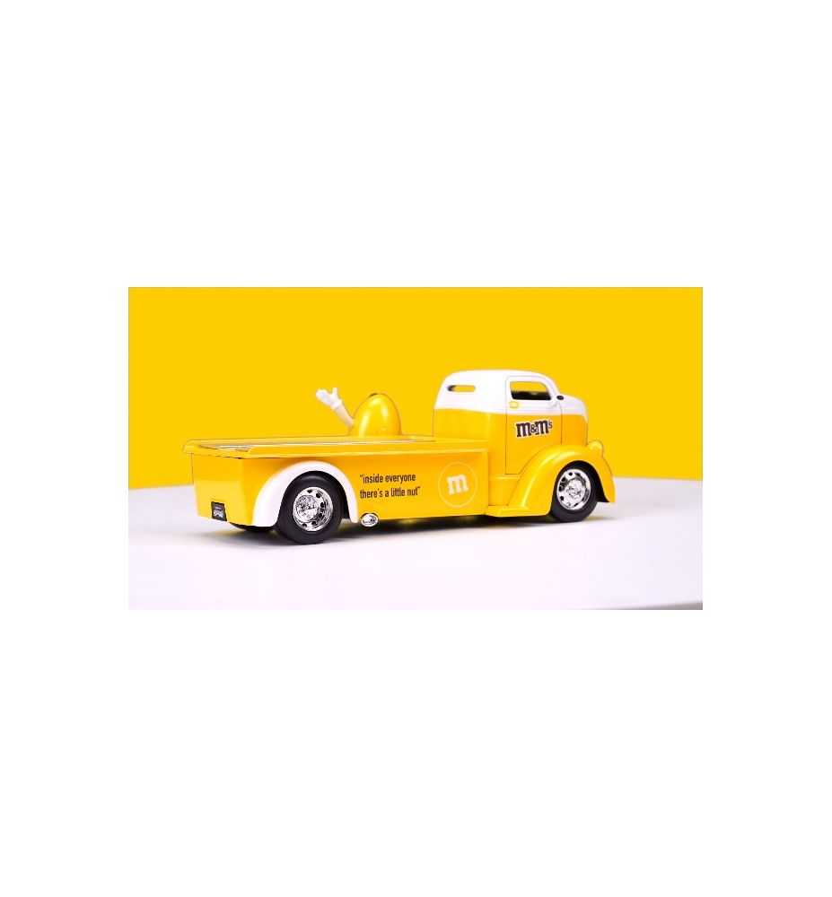 Jada 1947 Ford COE Flatbed with Yellow M&M's Figure 1:24