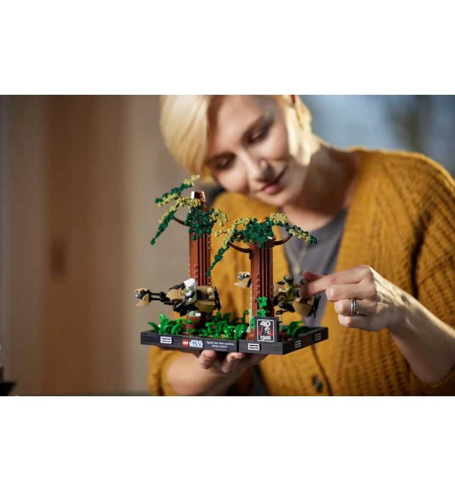 LEGO Star Wars 75353 Endor Speeder Chase Diorama